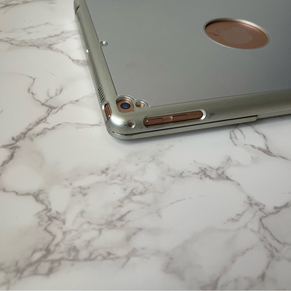 Apple iPad White/Rose Gold 32GB with Bluetooth Keyboard Case (silver/white) - Picture 12 of 14